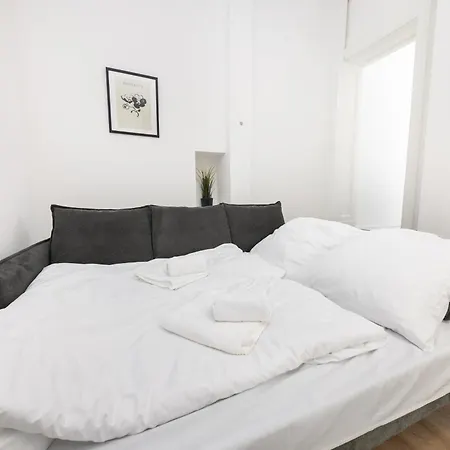 2br Modern Maybachufer Tischkicker Apartment